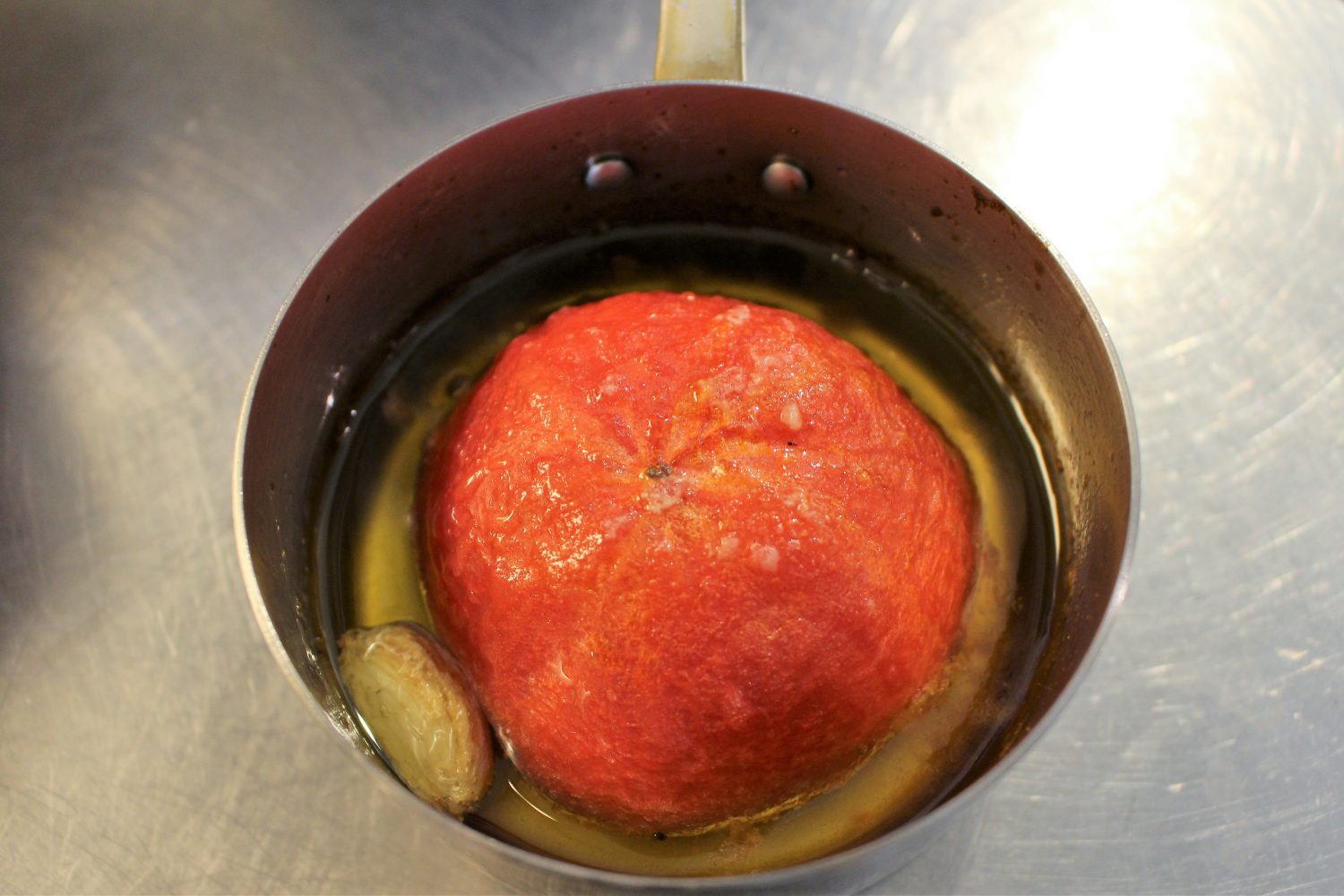 小鍋に入れる 有機トマトのセミドライロースト