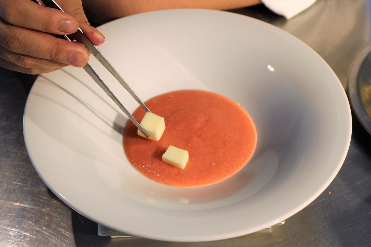 有機トマトのスープ モッツァレラチーズを飾る