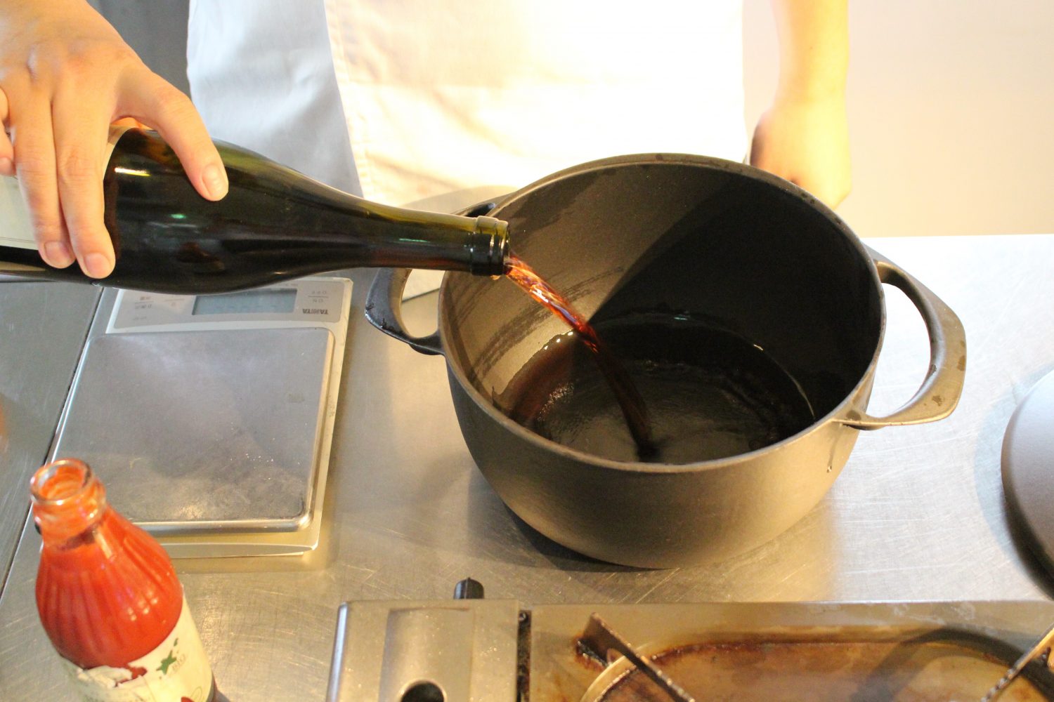 鍋に赤ワインとピューレ 有機キャベツのシューファルシー