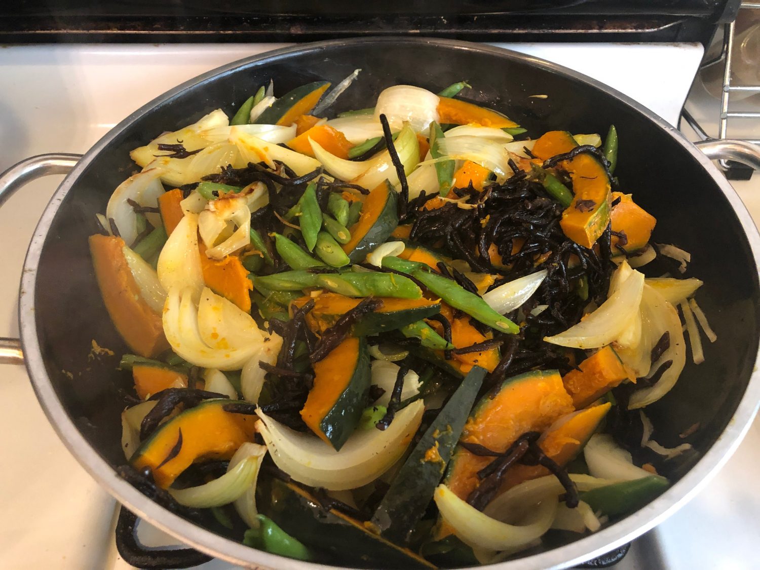 玉ねぎとかぼちゃといんげんの生姜煮