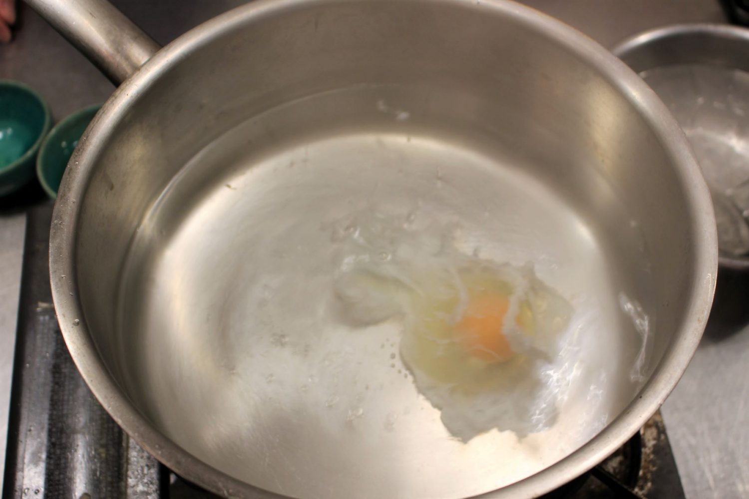 沸騰した湯に卵を落とす