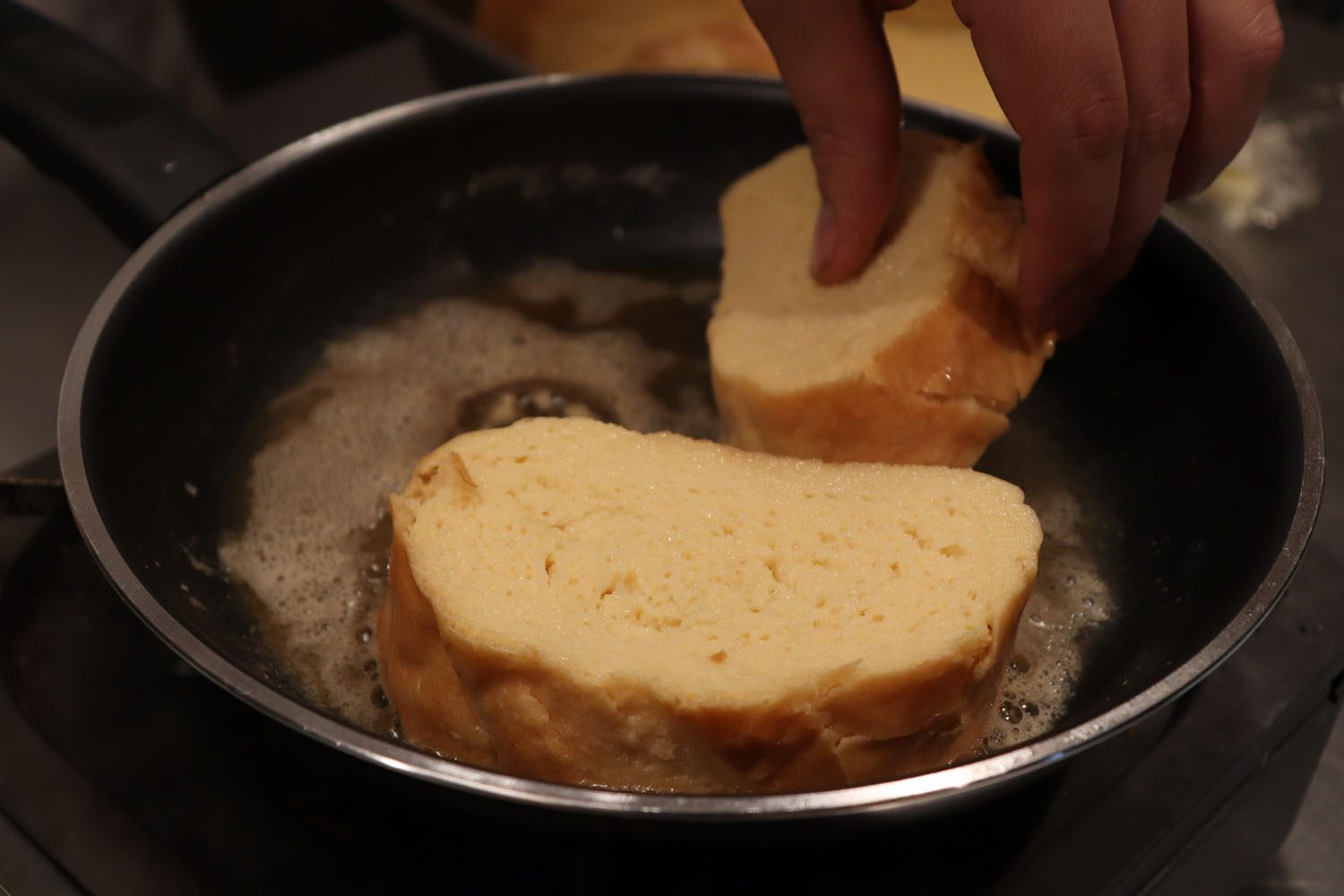 バターが色づいたらパンを入れる