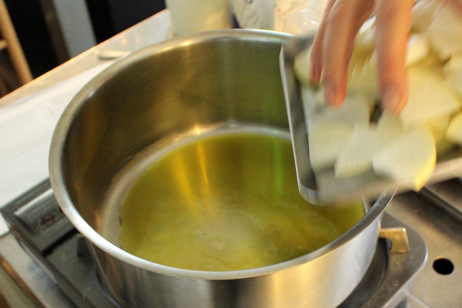 大根スープ オリーブオイル熱して大根入れる