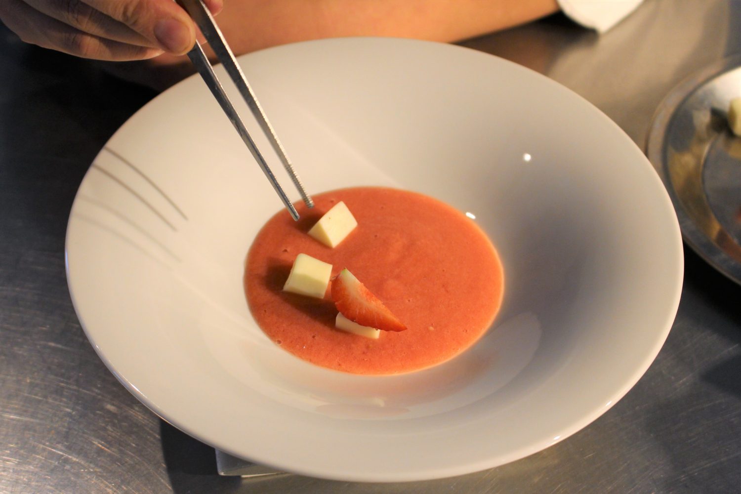 有機トマトのスープ いちごを飾る
