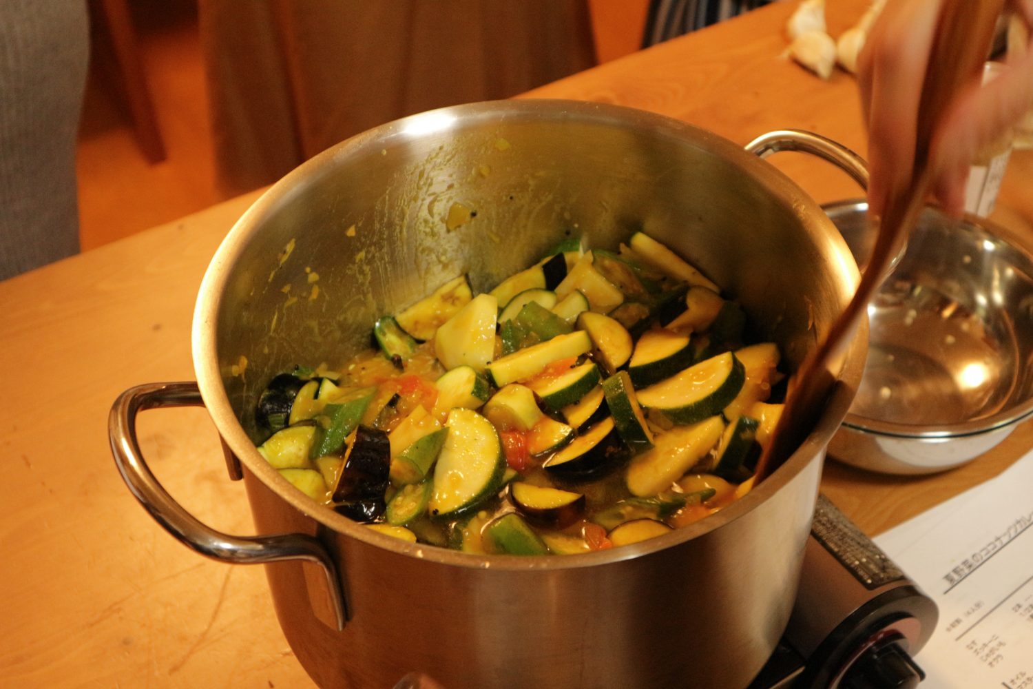 野菜を炒める