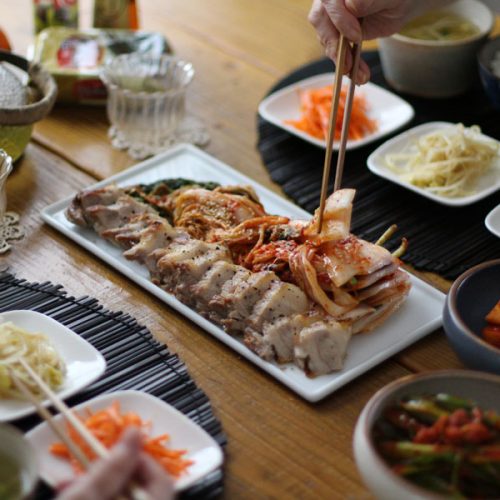 韓国人が教える！辛さ控えめの「白菜キムチ」のレシピ。韓国では「白菜キムチ」をそのまま食べるのはもちろん、料理に使ったり、隠し味としてポイントに使ったりと、家庭によって使い方はさまざまです。今回は、日本人でも食べやすいようニンニクや唐辛子を控えた「白菜キムチ」の作り方をご紹介いただきます。”タクミさん家の韓国家庭料理”では、韓国出身の料理研究家・タクミセイコさんに、ビオ・マルシェの宅配のオーガニック食材を使ったレシピをご考案いただいています。