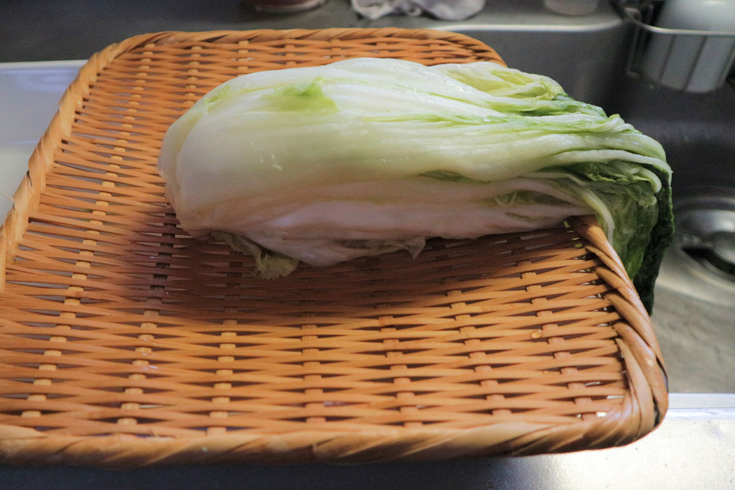 白菜の水気を切る