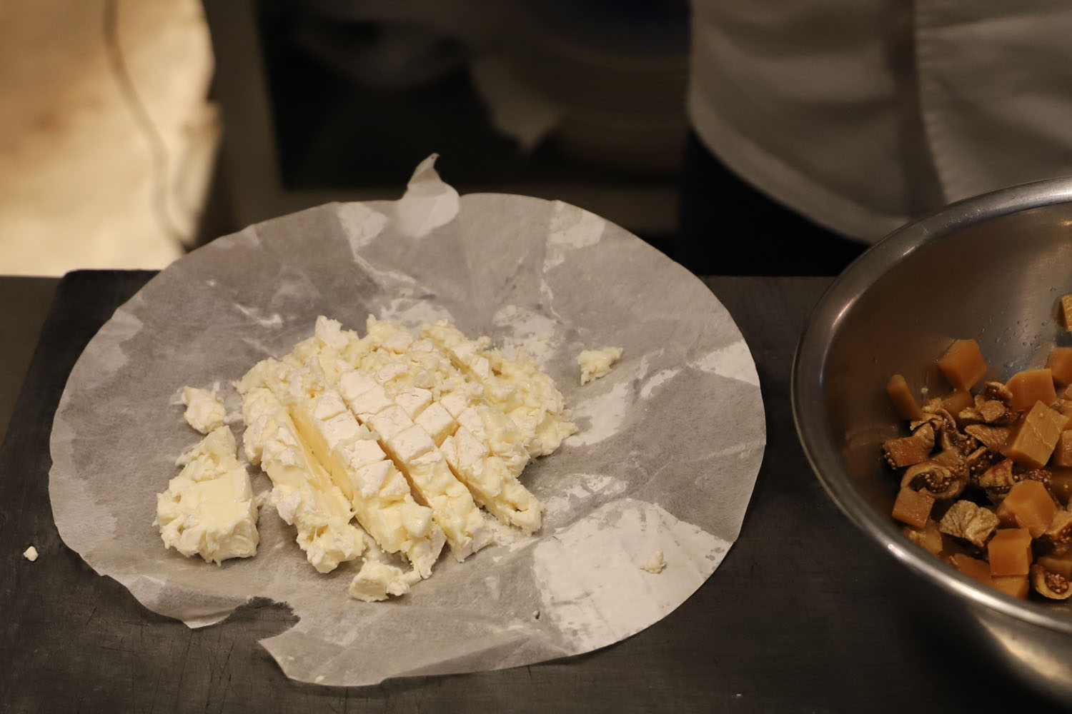 カマンベールチーズは1cm角に切る
