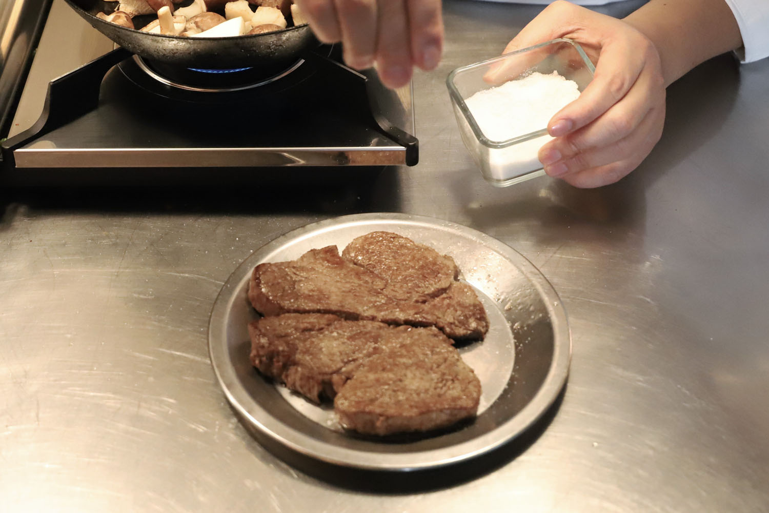 ステーキは片面だけ薄く塩を振る