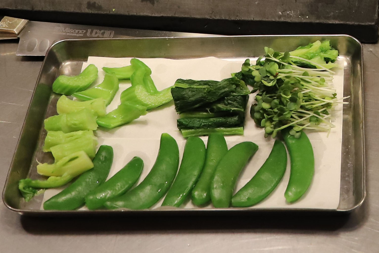 茹で上がった野菜はバットに並べておく